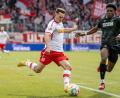Bild: Ulrich Gamel/dpa
Regensburgs Konrad Faber (links) kommt vor Derrick Koehn von Hannover 96 zur Flanke
