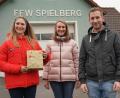 Bild: fvo
Der Vorsitzende der Spielberger Feuerwehr, Thomas Schwab freut sich über die Hilfsaktion von Anita (links) und Eva Gmeiner. Aus der Feuerwehrkasse legte die Vorstandschaft noch 100 Euro in die Spendenbox, so dass die beiden Frauen 250 Euro an das Aktionsbündnis Katastrophenhilfe – Erdbeben Türkei – Syrien überweisen können.