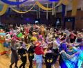 Bild: krb
Beim Lumpenball in Neustadt/WN herrscht dichtes Gedränge auf der Tanzfläche.