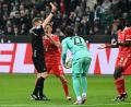 Bild: Federico Gambarini/dpa
Schiedsrichter Tobias Welz (links) zeigt Bayerns Dayot Upamecano (rechts) die Rote Karte.