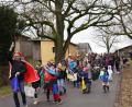 Bild: fvo
Beim Albersriether Faschingszug versorgt der „Zeremonienmeister König Thomas I.“ die begeisterten Kids unter den Klängen der „stahlharten Albersriether Feierwehrkappelln“ mit süßen Leckereien.