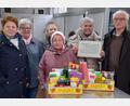 Bild: dlu
Für den VdK Sulzbach-Rosenberg überreichen (von links) Irmtraud Engelhardt, Karin Hetz, Jutta Haas, Margit Schulze und Marita Vetter eine 500-Euro-Spende an den Vorsitzenden der Amberger Tafel, Bernhard Saurenbach.