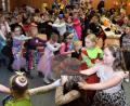 Bild: fz
"Wir ziehen los mit ganz kleinen Schritten", heißt es bei der Polonaise durch den Saal beim Kinderfasching.