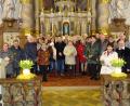 Bild: ll
16 Ehepaare, die zwischen 10 und 60 Jahre verheiratet sind und in Michelfeld geheiratet haben, bekamen von Pater Markus Flasinski (Mitte, hinten) den Segen für Ehejubilare gespendet.