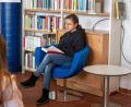 Bild: Susanne Forster
Die 11-jährige Emma Oppl aus Mitterteich ist die beste Leserin im Landkreis Tirschenreuth. Die Sechstklässlerin hat sich beim Regionalentscheid in der Stadtbücherei Tirschenreuth gegen acht weitere Schulsieger des bundesweit laufenden Vorlesewettbewerbs durchgesetzt. Im Frühling tritt sie beim Bezirksentscheid in Regensburg an.