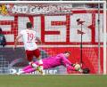 Bild: Ulrich Gamel/dpa
Ex-Nationaltorhüter Ron-Robert Zieler parierte den Strafstoß von Jahn-Angreifer Andreas Albers.