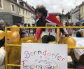 Bild: wro
Dass Berndorf das "Goldene Tor zur Oberpfalz" sei, verriet die Traktor- und Fußgruppe, die auch für einen König gesorgt hatte.
