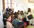 Bild: Stadt Tirschenreuth/exb
Die Klasse 4a besuchte mit Klassenlehrerin Sandra Wolf (rechts) Bürgermeister Franz Stahl (hinten, links). Schüler Lukas Nguyen (sitzend) durfte an seinem Schreibtisch Platz nehmen.