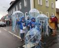 Bild: Rosi Hasenstab
Nach zwei Jahren Zwangspause zog in Vilseck endlich wieder der Faschingszug durch die Stadt. Natürlich waren die Betreuerinnen der Vilsecker Gardemädchen auch dabei.