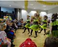 Bild: ll
Gebannt verfolgten die kleinen Maschkerer beim Kinderfasching in Michelfeld den schwungvollen Auftritt der „Frösche“.