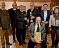 Bild: R. Kreuzer
Lothar Höher (Dritter von rechts) übergibt einen Pokal an Schützenmeister Franz Fuhrmann (3. V.li). Sitzend präsentiert Peter Haring, eine Urkunde für 60 Jahre im Schützenbund..