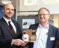 Bild: Hirsch
Die stellvertretenden Schulleiter Alois Meyer und Thomas Schlütsmeier (von links) überreichten dem leidenschaftlichen Kaffeetrinker Dr. Josef Most (Mitte) ein Werkstück zum Abstellen seiner Tasse. Die Musiker Günter Kohl und Carolin Pürner (von rechts) verabschiedeten ihn mit dem Sinatra-Song: "My way".