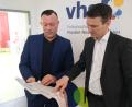Bild: Johanna Senft/exb
Die Tinte ist trocken: VHS-Geschäftsführer Stefan Frischholz (links) und HPZ-Chef Christian Stadler unterzeichneten einen Kooperationsvertrag zu gemeinsamen inklusiven Erwachsenenkursen.