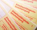 Symbolbild: Alexander Heinl/dpa
Der "gelbe Schein", wie die Arbeitsunfähigkeitsbescheinigung landläufig hieß, hat seit dem 1. Januar ausgedient.