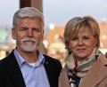 Bild: Martin Stolař/exb
Petr Pavel mit seiner Gattin Eva auf dem Markplatz von Cheb.