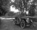 Bild: Sammlung Frey/Stadtarchiv Amberg/exb
Es hat sich nicht viel geändert. Bereits in den 1920er-Jahren posierten die Automobilisten stolz mit ihren Fahrzeugen. Im konkreten Fall drückte sogar ein ausgebildeter Fotograf vor dem Vilstor auf den Auslöser.