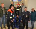 Bild: jr
Das vom SPD-Ortsverein spendierte Treppengleittuch wurde bei der Übergabe an die Feuerwehr gleich ausprobiert. Im Bild (vorne, von links) Marktrat Edgar Wenisch, Feuerwehr-Vorsitzender Sven Jäger, Marktrat Wolfgang Pötzl, Kommandant Stefan Kreuzer und Anni Kreuzer sowie (hinten, von links) Alexander Martin, stellvertretender Kommandant Philipp Sölch und Johann Kreuzer.