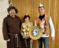 Bild: Biersack/exb
Schützenmeister Uli Götz zeigt das Bild mit dem Prinzenpaar Annemarie Prebeck und Werner Irlbeck (von links).