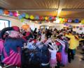 Bild: jp
Zahlreiche maskierte Eltern und Kinder bevölkern beim TuS-Kinderfasching die Tanzfläche im Sportheim in Kastl..