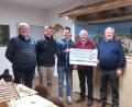 Bild: rha
Mit einer Spende überraschen die Krippenfreunde den Förderverein HvO (von links): Wolfgang Albersdörfer, Dominik Bönisch, Andreas Obermeier, Hans Grimm und Karlheinz Kugler.