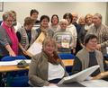 Bild: kwl
Die gebürtige Neustädterin Maria Hecht (in der Mitte mit Pralinenschachtel) ist mit 80 Jahren noch sehr sportlich und musikalisch. Sie engagiert sich auch in der Veeh-Harfen-Gruppe der Musikschule. Bei den außermusikalischen Aktionen der Institution hilft sie ebenfalls an vorderster Front mit.
