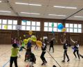 Bild: gz
Mächtig Spaß hatten die Kinder beim Luftballon-Spiel in der Schulsporthalle.