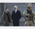 Bild: Uncredited/Ukrainian Presidential Press Office/AP/dpa
Der ukrainische Präsident Wolodymyr Selenskyj (links) und sein Gast, US-Präsident Joe Biden (Mitte) gehen am Montag bewacht von Soldaten durch Kiew.