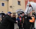 Bild: bey
Bürgermeister Sebastian Hartl, Beate Merkel, Zweite Bürgermeisterin Sigrid Ziegler und Jürgen Laubert beschließen per Handschlag den Preis für den Schimmel: 450 Euro bezahlte Bürgermeister Sebastian Hartl und unterstützte damit vor allem das soziale Engagement der Schimmel AG.