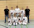 Bild: Turnverein Waldsassen/exb
Nach der Prüfung erhielten die Teilnehmenden (im Bild mit den Prüfern Marco Pilsak, links, und Benjamin Fischer, rechts) ihre Urkunden.
