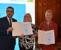 Bild: Bayerisches Staatsministerium für Gesundheit und Pflege/exb
Martha Zeitler und Angelika Fraunholz (von links) aus Speichersdorf haben von Bayerns Gesundheitsminister Klaus Holetschek die Auszeichnung "Weißer Engel" erhalten.