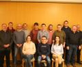 Bild: swo
Der neue Vorstand der Blasmusik Gebenbach mit Bürgermeister Peter Dotzler (links), dem im Amt bestätigten Vorsitzenden Simon Lösch (stehend, Vierter von links) und den ausgeschiedenen Vorstandsmitgliedern Jürgen Lindner (stehend, Dritter von links) und Siegfried Siegert (stehend, Vierter von rechts).