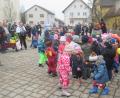 Bild: hhn
Beim Faschingszug des Kindergartens Schwarzenbach bekamen die Zugteilnehmer Süßigkeiten von den Zuschauern