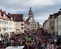 Bild: jma
Kaum ein Durchkommen gibt es für die Gruppen beim Auerbacher Faschingszug.