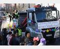 Bild: gf
Hohenburg spart sich im Winter den Räumdienst, lässt auch nicht streuen. Und so wurde so manches Sandsäckchen vom Lkw geworfen (links im Bild).