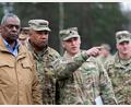 Bild: Staff Sgt. Jordan Sivayavirojna
Verteidigungsminister Lloyd J. Austin (links) besuchte in Grafenwöhr die US-Soldaten, die Ukrainer am Schützenpanzer "Bradley" ausbilden. Begleitet wurde er unter anderem vom General Darryl A. Williams (Zweiter von links), dem Oberkommandierenden des US-Heeres in Europa.