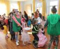Bild: pi
Bei der "Polonäse Blankenese" ziehen die jungen Maschkerer durch den Saal des Dorfgemeinschaftshauses in Burkhardsrieth.