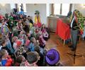 Bild: tra
Zauberer Kalle zieht die Kinder im Wittelsbacher Saal in seinen Bann.