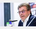 Bild: Daniel Löb/dpa/Archivbild
Der Nürnberger Sportvorstand Dieter Hecking bei einer Pressekonferenz.