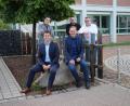 Bild: wel
Die "Goldmacher" mit den drei Vorsitzenden, Rudolf Teplitzky (vorne links), Tobias Ehrenfried (vorne, zweiter von links) und Marco Schmid (hintere Reihe Mitte) sowie Schriftführer Manuel Denkscherz (hintere Reihe links) und Kassier Volker Wille freuen sich auf rege Beteiligung der Bürger, um das Oberviechtacher Land noch attraktiver zu machen