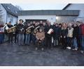 Bild: jr
Theodor Planner (sitzend) feierte mit seiner Familie (rechts), dem Musikverein Ernestgrün (links) und zahlreichen weiteren Gratulanten seinen 85. Geburtstag.