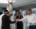 Bild: Jakob Graf
Per Handschlag besiegelten "Mafioso" Jürgen Laubert (links) und Chefredakteur Kai Gohlke unter den strengen Augen von Beate Merkel den Handel.