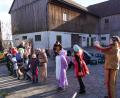 Bild: fvo
Nach süßen Fäden schnappen die Mädchen und Buben beim Fasching des Jungen Landvolks am Schorbauernhof in Remmelberg