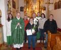 Bild: u
Maria Ott wird für 20 Jahre Mesnerdienst in der Weiherer Filialkirche Mariä Opferung geehrt (von links): Nicole Ott, Stadtpfarrer Johann Hofmann, Manfred Heinrich, Mesnerin Maria Ott, Kirchenpfleger Franz Reif, Katharina Ott, Evi Ott und Hermann Ott.