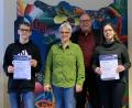 Bild: Otto-Hahn-Gymnasium/exb
Emily Gödel (rechts) und Thomas Schaller (links) waren bei der Physik-Olympiade erfolgreich. Mit im Bild Oberstudienrätin Selma Daniel (Zweite von links) und Oberstudiendirektor Stefan Niedermeier.