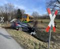 Bild: Kreisbrandinspektion Cham
Ein Auto und ein Zug sind an einem unbeschrankten Bahnübergang in der Gemeinde Hohenwarth (Landkreis Cham) zusammen gekracht.