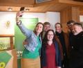 Bild: Gabi Schönberger
Laura Weber (links) schießt ein Selfie mit ihren Parteikollegen. Beim Politischen Aschermittwoch hatte die 38-Jährige ihren ersten großen Auftritt als Spitzenkandidatin der Oberpfälzer Grünen bei der Landtagswahl.