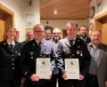 Bild: öt
In der Jahreshauptversammlung der FFW Fuhrmannsreuth wurden Christoph Zaus (vorne, von links) und Michael Brucker für ihren langjährigen aktiven Feuerwehrdienst ausgezeichnet. Mit auf dem Bild Zweite Kommandantin Lisa Schreyer (von links), Dritter Bürgermeister Georg Zaus, Kreisbrandmeister Peter Prechtl, Vorsitzende Raimund Hofmann, Kommandant Fabian Günther und Bürgermeister Bernhard Schindler.
