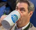Bild: Peter Kneffel/dpa
Der CSU-Vorsitzende und Bayerische Ministerpräsident Markus Söder trinkt Bier beim Politischen Aschermittwoch der CSU in der Dreiländerhalle Passau.