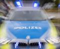 Bild: Daniel Karmann/dpa/Symbolbild
Ein Streifenwagen der Polizei mit eingeschaltetem Blaulicht.