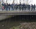 Bild: jr
Nach dem Ende der Faschingssession 2022/23 zogen die Verantwortlichen des Mitterteicher Gaudiwurms und der Faschingsvereinigung sowie Zweiter Bürgermeister Johann Brandl am Aschermittwoch Bilanz. Auf der Färberbrücke trafen sie sich zum traditionellen Geldbeutelwaschen im Seibertsbach.